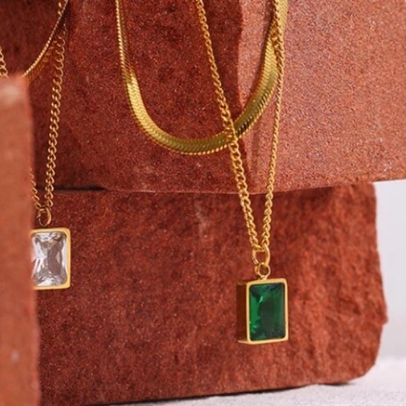 💚Gold plated green square pendant necklace - Picture 2 of 7